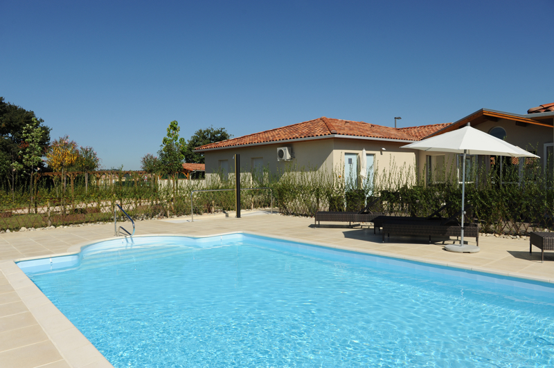Résidence Les Senioriales de Lombez : La piscine de la résidence